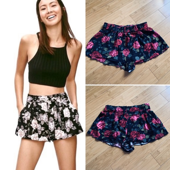 Aritzia Talula Floral Rose Shorts - Picture 1 of 4